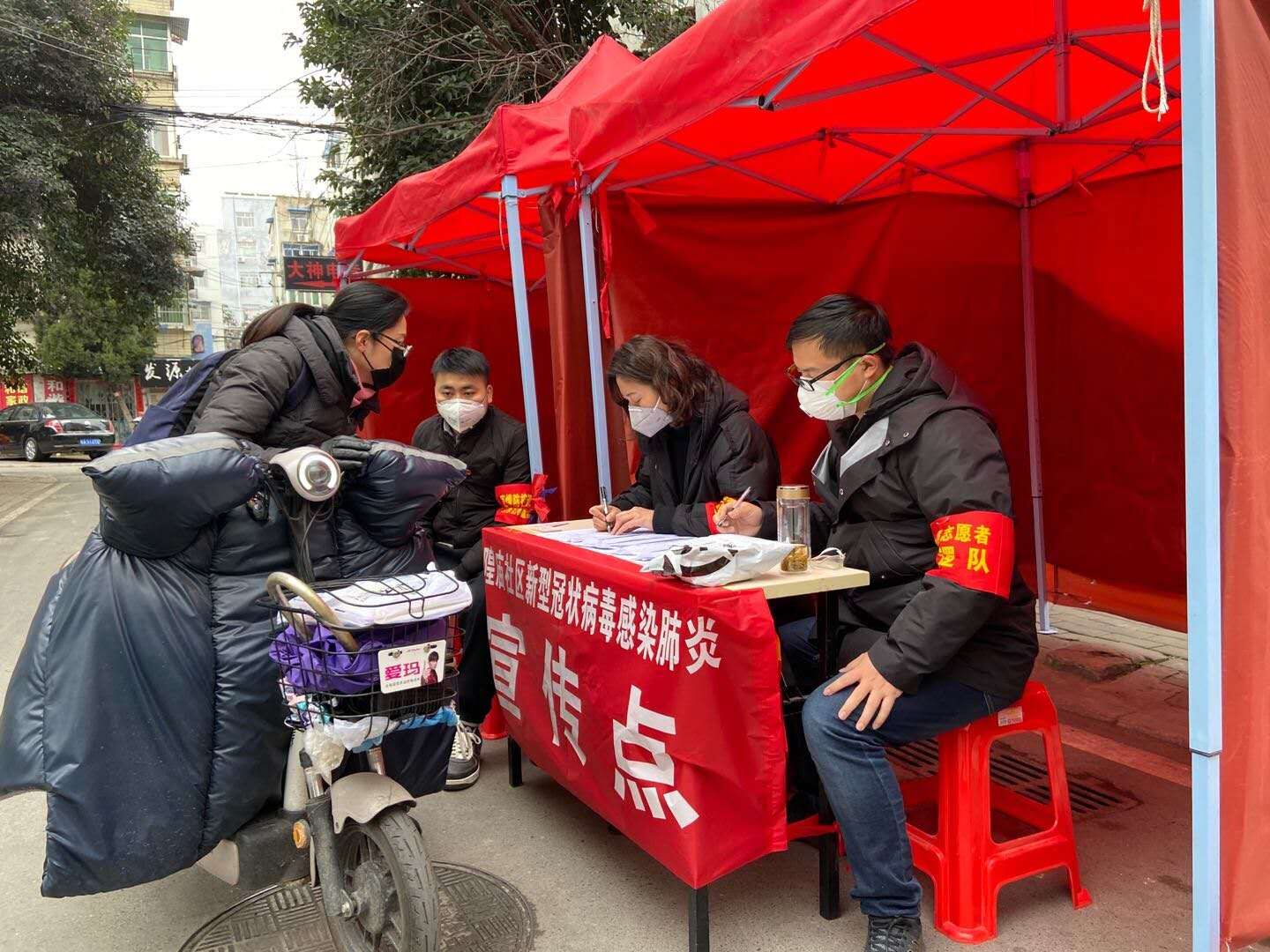 志愿服务队在一线参加疫情防控.jpg 志愿服务队在一线参加疫情防控.jpg